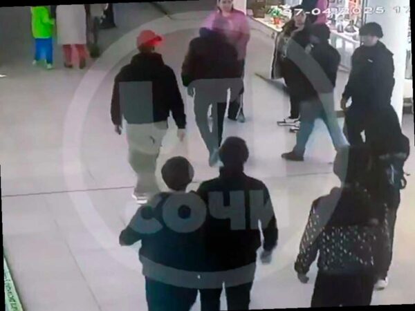 В торговом центре Сочи произошел конфликт между мужчиной и подростками