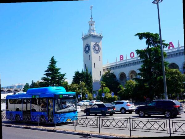 Сочинские автобусы начнут работать по летнему графику с 1 июня. Об этом сообщил глава администрации курорта Андрей Прошунин в своем телеграм-канале.