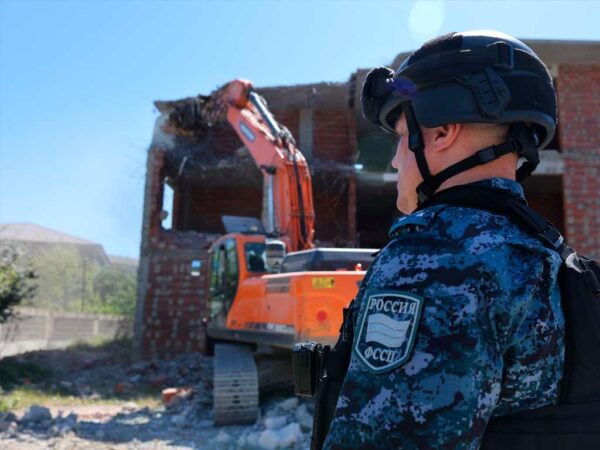 В Сочи сносят самострои, в том числе трехэтажный многоквартирный дом