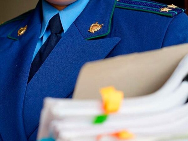 Молодой сочинец обвиняется в краже денег через приложение банка у бывшей владелицы телефона. Согласно информации, 22-летний житель Сочи предстанет перед судом в Павловском районе Краснодарского края. Происшествие случилось 11 апреля 2025 года. По данным следствия, молодой человек купил у женщины мобильный телефон, на котором обнаружил приложение банка. Он смог узнать код от приложения, позвонив будущей жертве. Получив доступ к личному кабинету, злоумышленник перевел на свой счет 20 тысяч рублей с карты бывшей владелицы телефона. Уголовное дело направлено в суд для рассмотрения по существу. Если виновность подтвердится, молодому человеку грозит до 6 лет лишения свободы. (Фото: Генпрокуратура РФ / genproc.gov.ru)