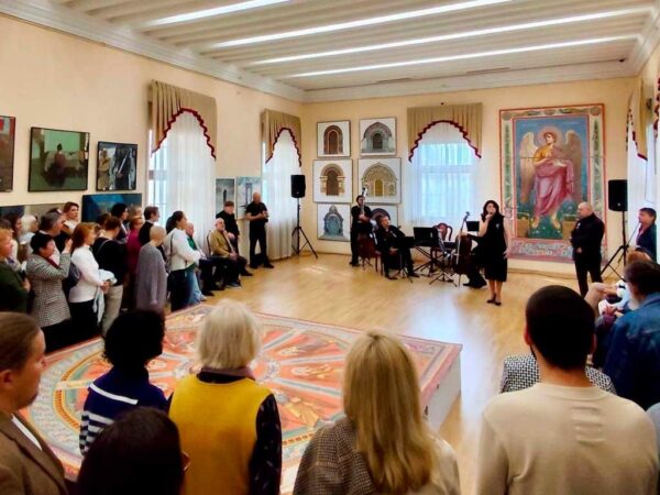 «Открылась выставка «Непобедимая красота» в Сочи по случаю юбилея Победы