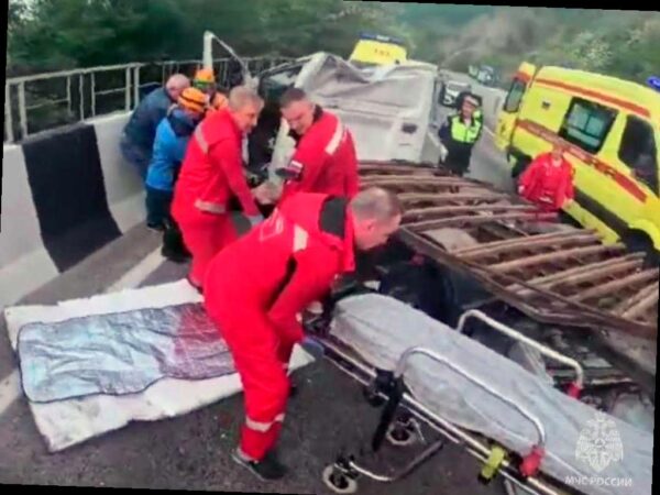 На Мамайском перевале в Сочи спасатели помогли водителю, попавшему в аварию