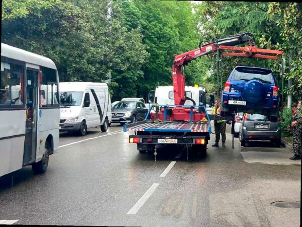 В Сочи начали эвакуацию автомобилей, нарушающих правила парковки