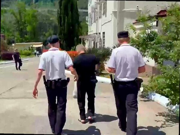 В Сочи арестовали уличного торговца из Коми за продажу гранатового сока. Мужчину уже оштрафовали за незаконную деятельность, но он не заплатил штраф. В марте его арестовали на 7 дней, а теперь ему назначили еще 5 суток. Подробности читайте по ссылке: https://sochinews.io/2021/07/24/v-sochi-nakazali-priezzhego-ulichnogo-torgovca/
