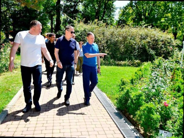 Виктор Тепляков из ЗСК проверил благоустройство парка «Ривьера»