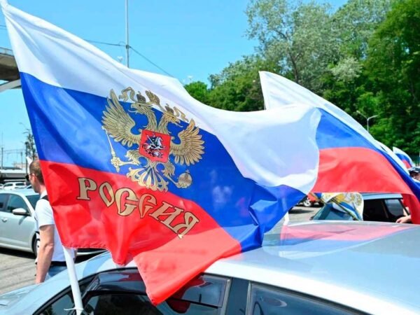 Автомобили и мотоциклы украшенные российским триколором проехали по улицам Сочи в честь Дня России. В мероприятии приняли участие около 50 участников. Одна группа прошла по Курортному проспекту, а другая — по центральным улицам микрорайона. Фото с мероприятия можно посмотреть по ссылкам: https://sochinews.io/wp-content/uploads/2025/06/4-66.jpg, https://sochinews.io/wp-content/uploads/2025/06/4-67.jpg.