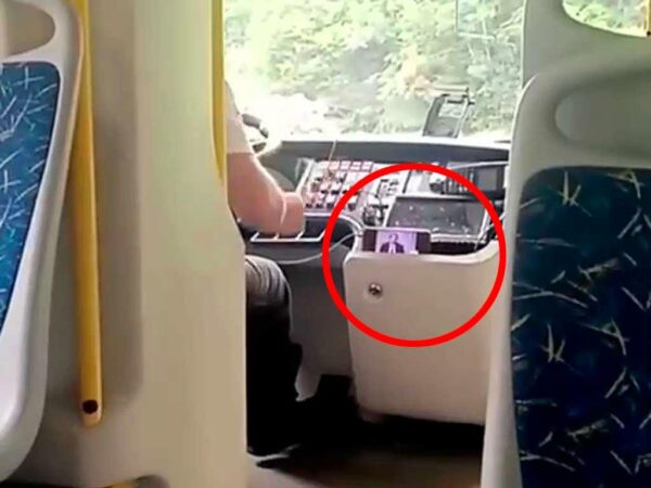 Нарушение правил: водитель автобуса смотрел видео за рулем