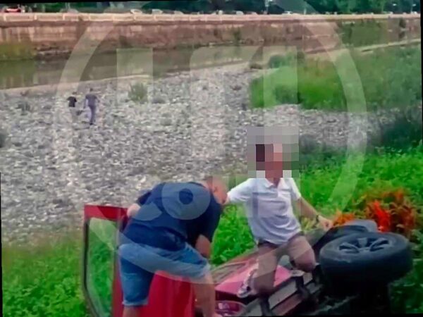 Автомобиль в Центральном районе Сочи упал в реку после столкновения