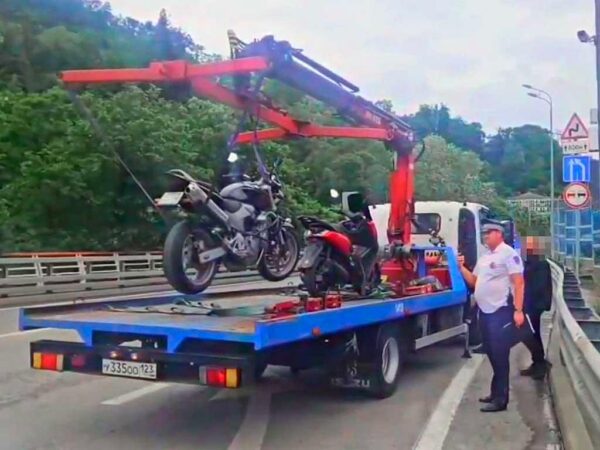 В центре Сочи провели рейд по нарушениям ПДД среди мотоциклистов