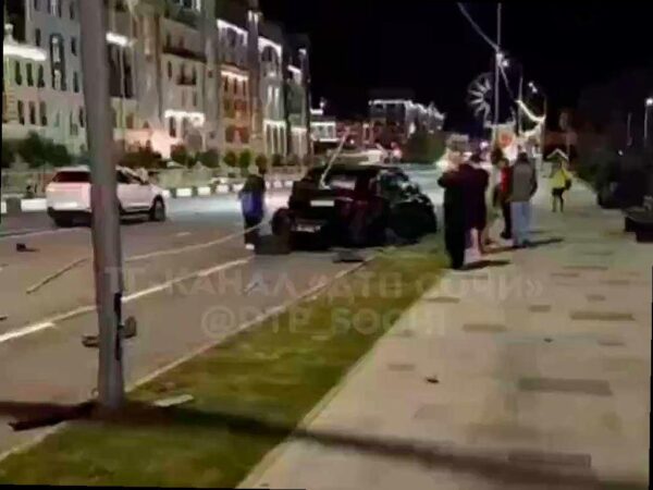 В Эсто-Садке внедорожник врезался в ограждение дороги