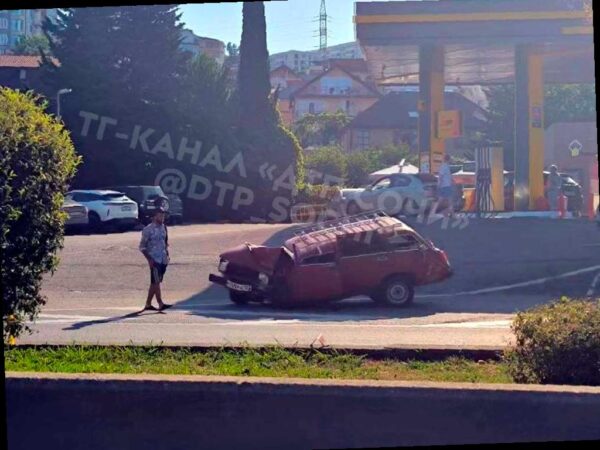 В Сочи произошла серьезная авария: автомобиль «ВАЗ-2104» врезался в бетонное ограждение на улице Ленина между гостиницами «Фрегат» и «Известия». Удар был настолько сильным, что машину практически сломало, а водителя зажало внутри. Кроме того, в салоне автомобиля находился перфоратор, который вонзился в мужчину.