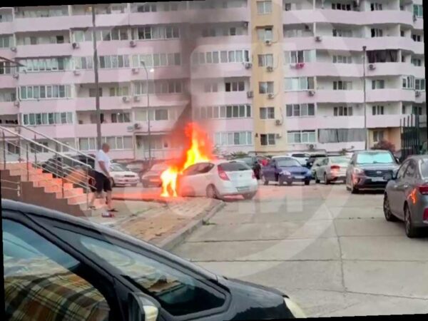 Автомобиль загорелся во дворе дома в Сочи
