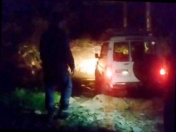 Четыре женщины заблудились в лесу в районе Агурского ущелья и позвонили на помощь. Они направлялись из одного села в другое и потеряли ориентацию. Спасатели оперативно прибыли на место и нашли женщин в темноте. Все четыре были целы и невредимы, им помогли вернуться в город. Никакой медицинской помощи не понадобилось.