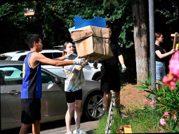 Студенты убирают подвалы в Сочи