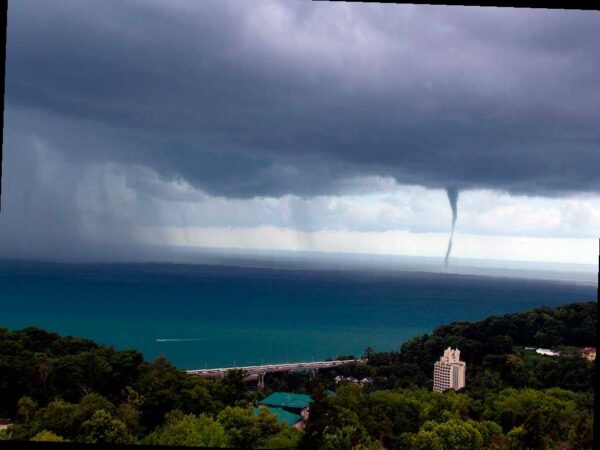 Шторм и смерчи: в Сочи могут закрыть пляжи