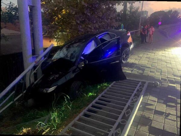 В Центре Сочи Toyota столкнулась со столбом, водитель скончался