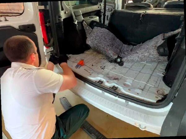 На границе России и Абхазии задержали два автомобиля с контрабандой