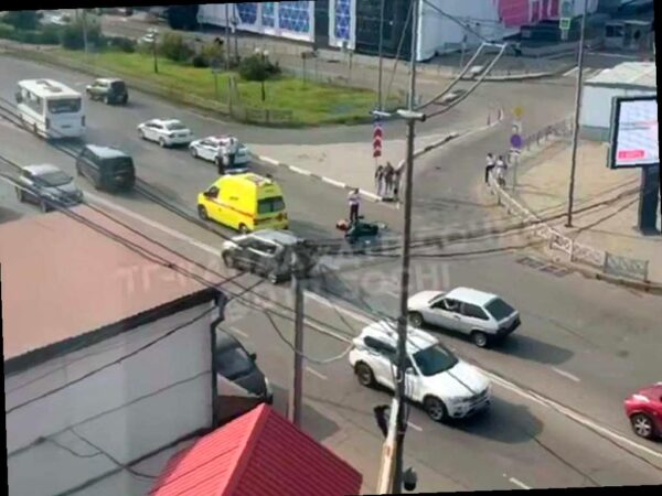 В центре Сочи автоледи сбила мопедиста после поворота через сплошную