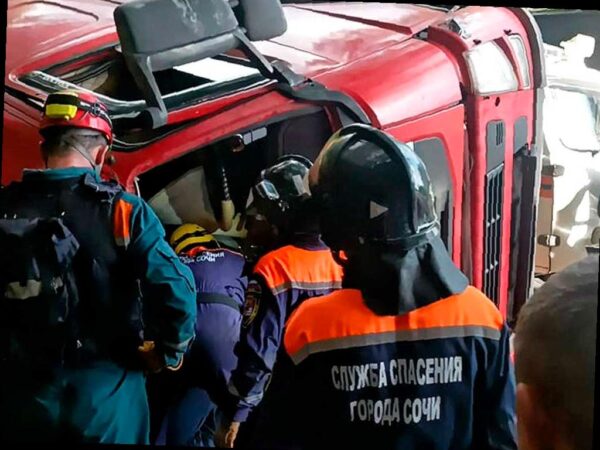 Женщину зажало в грузовике в результате аварии в Сочи