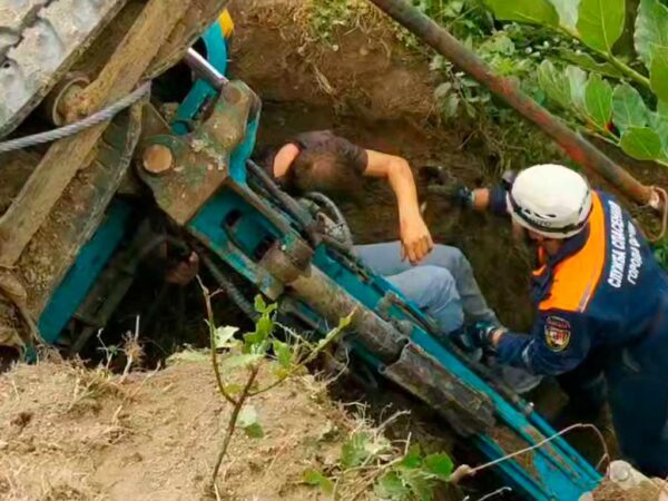Экскаватор в Хостинском районе Сочи перевернулся, оказавшись в канаве и блокируя водителя внутри. Сотрудники ЮРПСО МЧС и муниципальной службы спасения пришли на помощь. С помощью троса и рычажной лебёдки им удалось приподнять экскаватор и освободить водителя. Пострадавшего передали врачам скорой помощи. Подробности инцидента можно узнать по ссылке: https://sochinews.io/2025/09/26/v-sochi-v-rezultate-dtp-zhenshhinu-zazhalo-v-gruzovike/. Фото: ЮРПСО МЧС России.