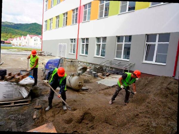 Готовность новой школы в Лазаревском районе Сочи превышает 83%