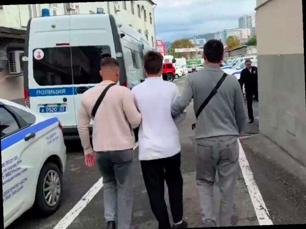 В центре Сочи приезжий, угрожая ножом, отнял сумку у прохожего