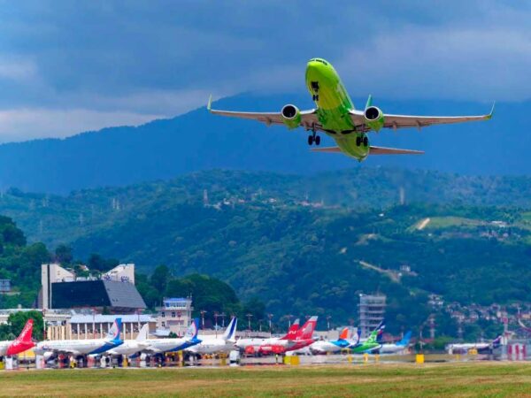 Десять человек не смогли улететь из Сочи в Новосибирск из-за овербукинга