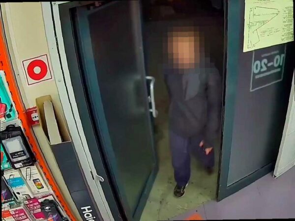 Грабитель-неудачник оставил жертвам смартфон и паспорт