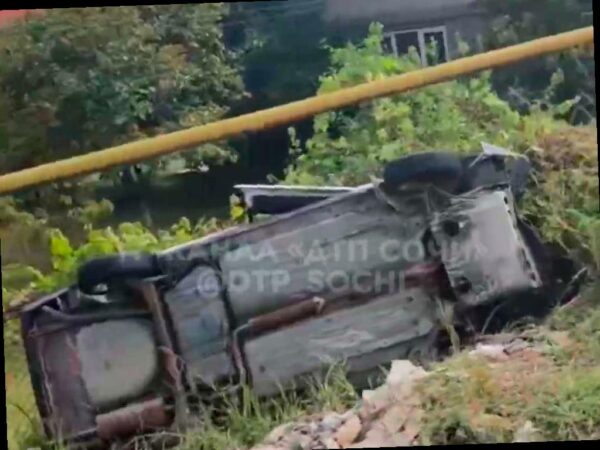 Автомобиль перевернулся в селе Барановка в Хостинском районе Сочи