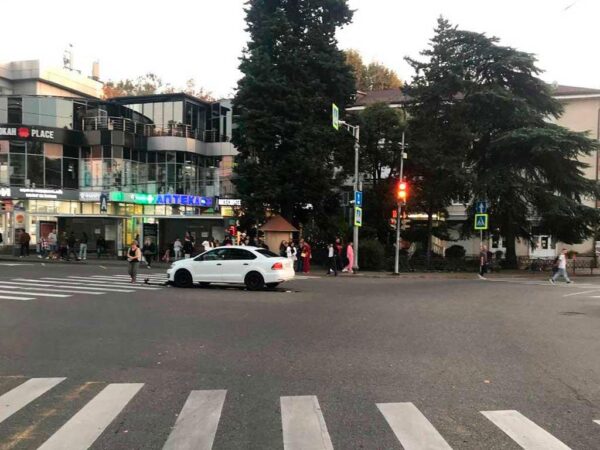 Дорожно-транспортное происшествие с участием подростка на самокате произошло в Центральном районе Сочи вчера вечером. 14-летний водитель электросамоката был сбит легковушкой марки Volkswagen на перекрестке у дома №25 по Московской улице. По информации, подросток переходил дорогу на красный свет светофора. В результате аварии пострадавший был госпитализирован. Подробности предоставили в Госавтоинспекции Сочи. Фото с места происшествия опубликовано на официальной странице Госавтоинспекции Сочи.