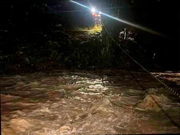 Горная река в Сочи унесла автомобиль с водителем