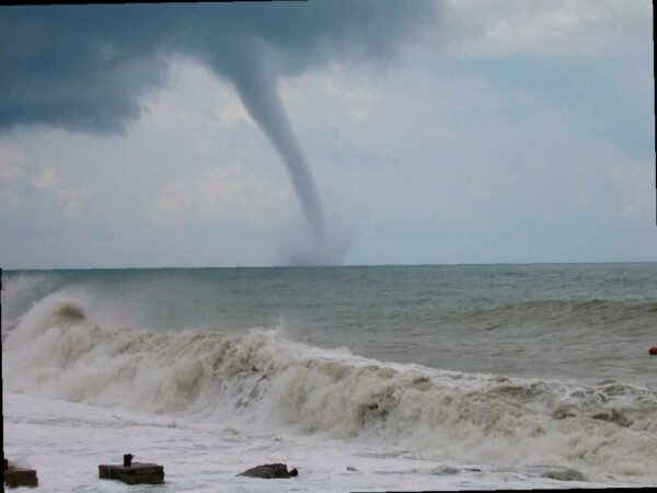 В Сочи могут образоваться смерчи