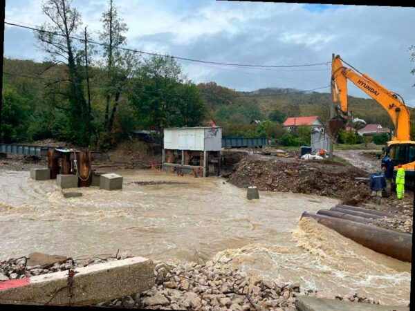 Ливни размыли переправу на Кубани: жителям села Молдавановка предложили «воздушный переход»