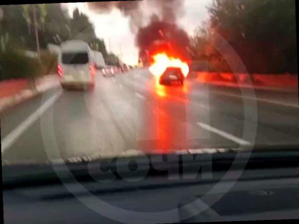 Сгорел автомобиль на трассе в Сочи
