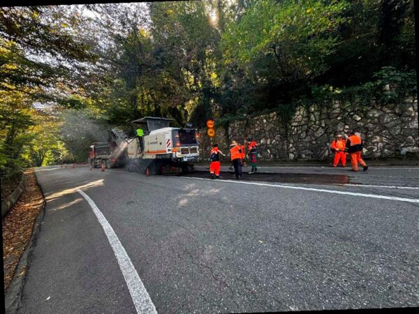 На Новороссийском шоссе в Сочи начались дорожные работы. Более 440 миллионов рублей выделено на ремонт, преимущественно из краевого бюджета, как сообщили в администрации города.