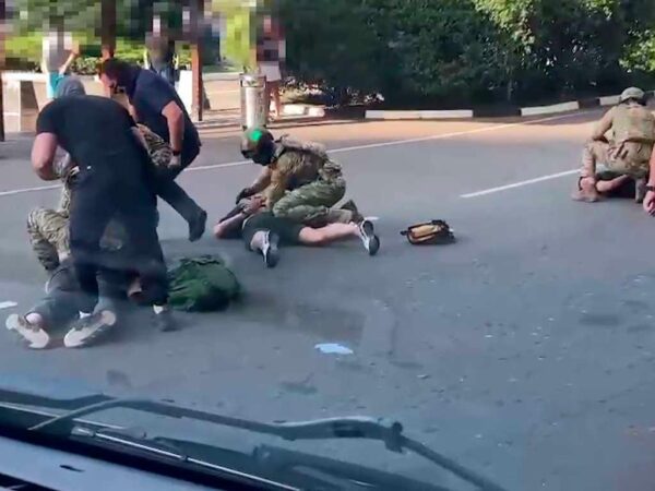 В Сочинском аэропорту задержали молодого человека, подозреваемого в вербовке людей в террористическую организацию. Ему предъявлены серьезные обвинения за пропаганду экстремизма, участие в террористической деятельности и вербовку. Силовики оказали поддержку полиции при задержании. Согласно следствию, молодой человек публиковал запрещенную атрибутику в соцсетях с июня 2023 по май 2024 года. Он также склонял знакомых присоединиться к террористической организации. СМИ сообщают, что он смог завербовать троих человек, которые были задержаны при попытке покинуть страну. (Источник: sochinews.io)