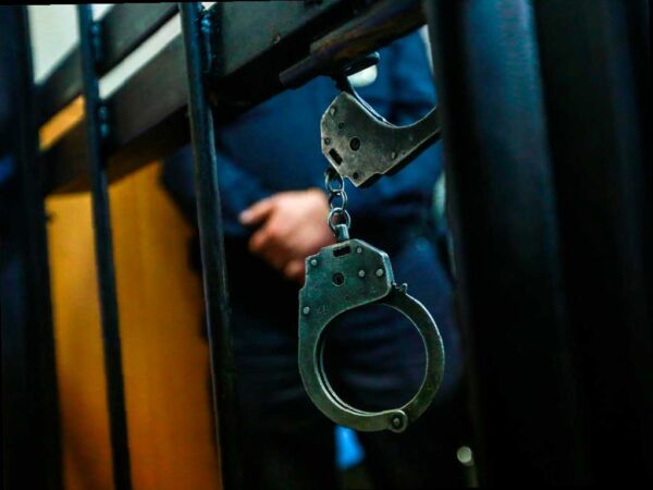 Поездка в клуб обернулась проблемами для двух приезжих в Адлере. Молодые люди были задержаны сотрудниками уголовного розыска за кражу сумки у посетительницы ночного заведения, сообщает УВД по городу Сочи.