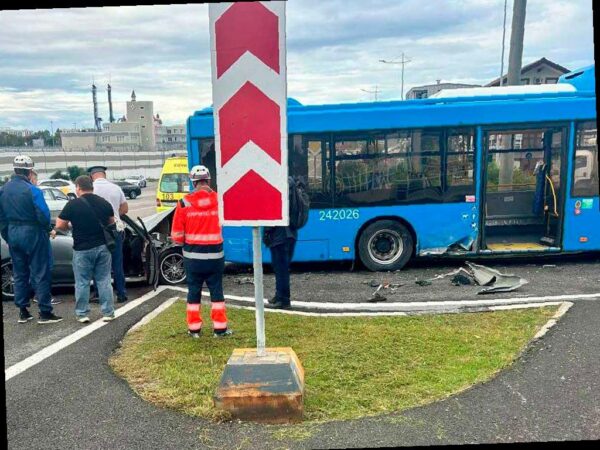 В Сириусе произошло ДТП: легковушка столкнулась с автобусом
