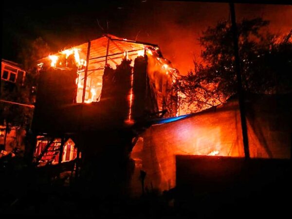 В посёлке Дагомыс сгорели три дома и автомобиль