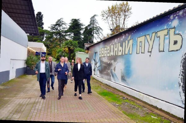 «Виктор Тепляков осмотрел парк ‘Ривьера’ в Сочи»