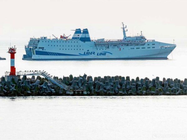 Паром Sea Bridge вернулся обратно в Турцию, не достигнув своей цели — порта Сочи. Судно провело несколько дней в море рядом с курортом, но не было допущено к входу в порт. Как сообщила компания-оператор парома, судно возвращается обратно. В прошлую среду Sea Bridge начал свой первый за 14 лет рейс из Трабзона в Сочи, но не смог получить разрешение на причаливание. Более двух с половиной суток 20 пассажиров находились на борту в ожидании. По информации РИА Новости, российские пассажиры будут дожидаться авиарейсов на пароме. (Фото: Сергей Кулаков / РИА Новости)
