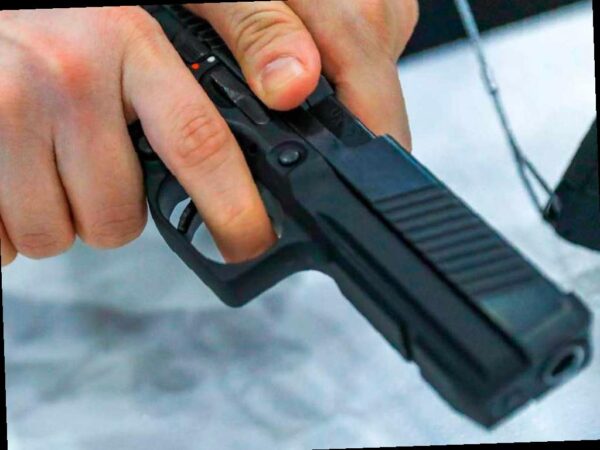 В Сухуме произошла стрельба во время похоронной процессии. Пять человек получили ранения, один из них в тяжелом состоянии. Инцидент произошел 12 ноября около 13:30. Неизвестный стрелял из укрытия, после чего скрылся. Личность стрелка устанавливается, а в регионе введен план «Перехват». Президент республики Бадру Гунба проинформирован о происшествии. Информация предоставлена источником «Спутник Абхазии». (Фото: Сергей Коньков / ИЗВЕСТИЯ)