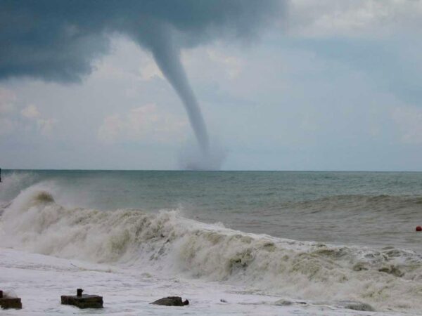 Ливни и смерчи ожидаются в Сочи ближайшей ночью