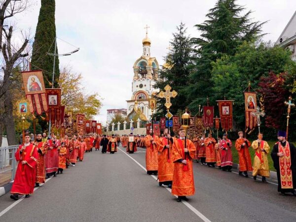 В Сочи временно ограничат движение транспорта из-за крестного хода