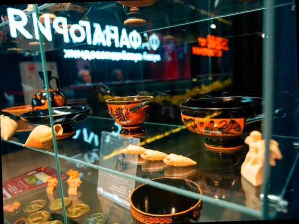 Уникальная выставка о древних греческих праздниках открылась в Сириусе