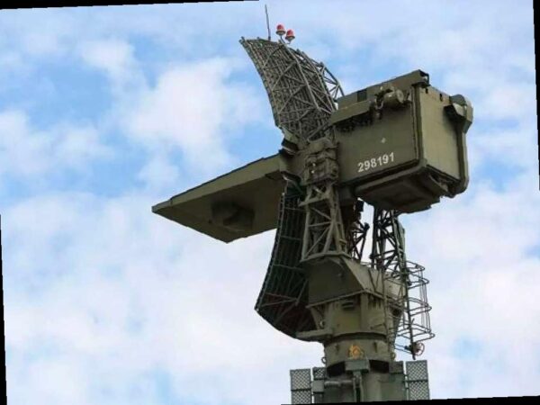 Мэр Сочи призвал родителей не водить детей в школы и детские сады из-за угрозы атаки беспилотных летательных аппаратов.