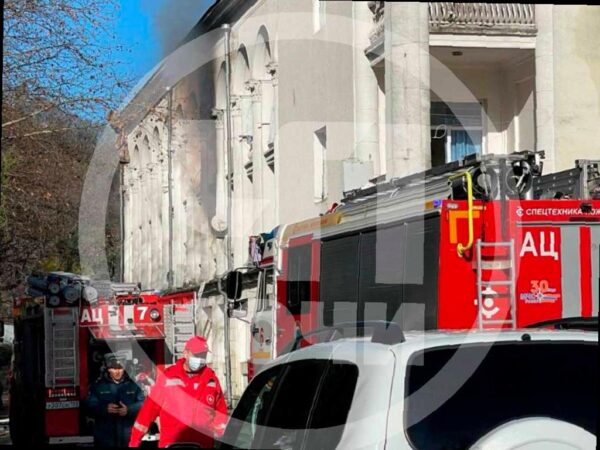 В Сочи спасли двух человек из пожара