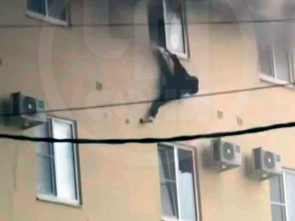 Женщина спасается из окна во время пожара в Сочи