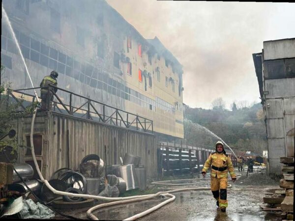 Мэр Сочи сообщил о локализации пожара в промзоне на улице Транспортной. Огонь охватил автосервис, складские помещения и соседнее здание, площадь пожара составила примерно 1000 квадратных метров. Экстренные службы работают над ликвидацией ЧС, на месте находятся спасатели и коммунальные бригады.