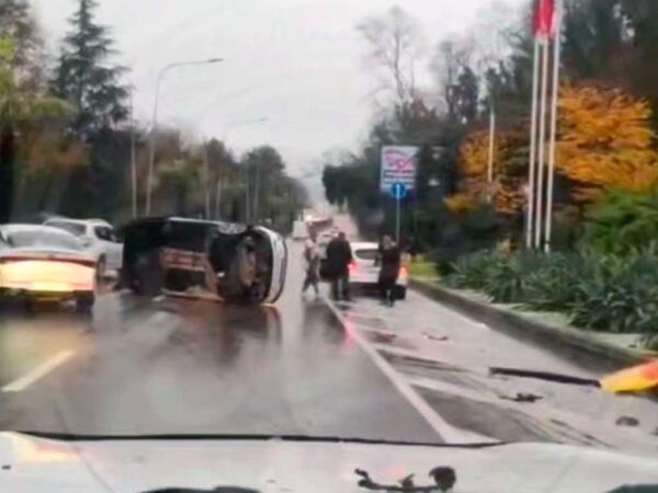 На трассе «Сочи — Адлер» в Хосте произошло дорожно-транспортное происшествие. Легковой автомобиль перевернулся возле автозаправочной станции «Роснефть». Пока нет точных данных о пострадавших. Движение на месте аварии затруднено из-за образовавшейся пробки.